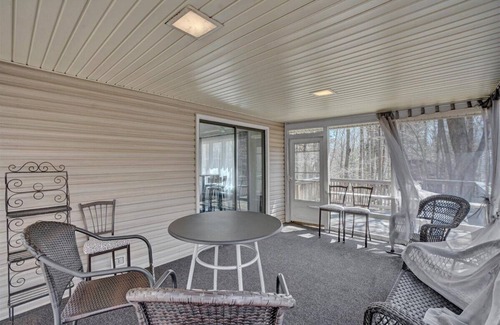 Gouldsboro Chalet De Esquí | Renovated Escape in Mountain Resort. Lake, Pool, Kayak, Family and Pet Friendly!
