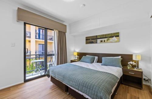 Northbridge Apartamento | Renovated Family Apartment with Pool & WiFi