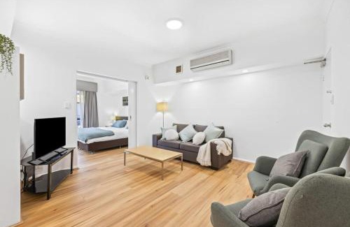 Northbridge Apartamento | Renovated Family Apartment with Pool & WiFi