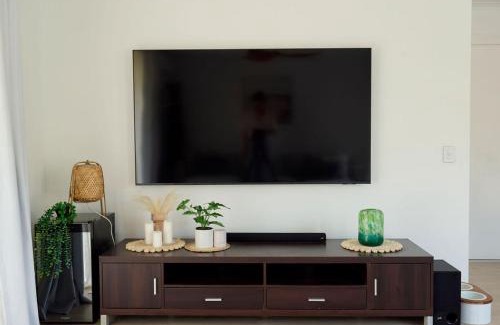 Varsity Lakes Casa | Renovated Family Retreat Pet Friendly