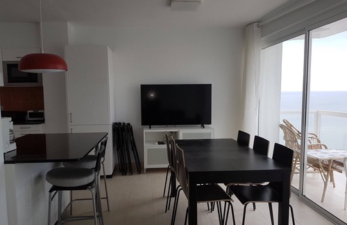 Algarrobo Apartamento | Fantástico apartamento completamente renovado en primera línea de playa. Capacidad 4, piscina