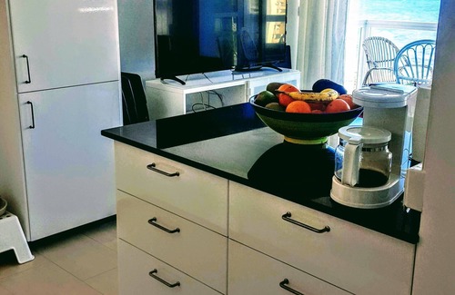 Algarrobo Apartamento | Fantástico apartamento completamente renovado en primera línea de playa. Capacidad 4, piscina