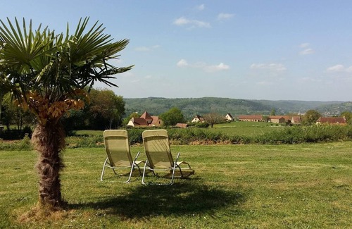 Saint-Chamassy Casa | Renovated farmhouse, quiet location, unobstructed view, private pool