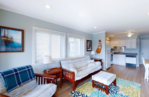 Morehead City Condominio | Renovated First-Floor Oceanside Condo with Courtyard and Pool Views + Free WiFi