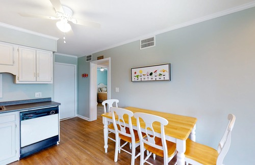 Morehead City Condominio | Renovated First-Floor Oceanside Condo with Courtyard and Pool Views + Free WiFi