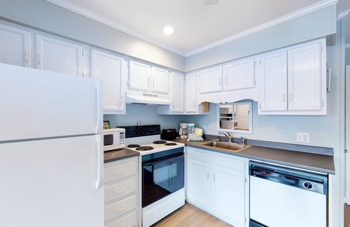 Morehead City Condominio | Renovated First-Floor Oceanside Condo with Courtyard and Pool Views + Free WiFi