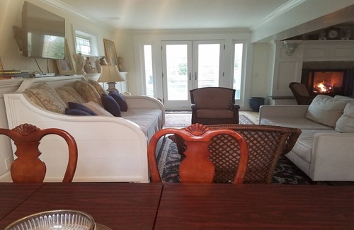 Southampton Casa | Casa renovada de cuatro habitaciones cerca de Southampton Village y Ocean Beaches.