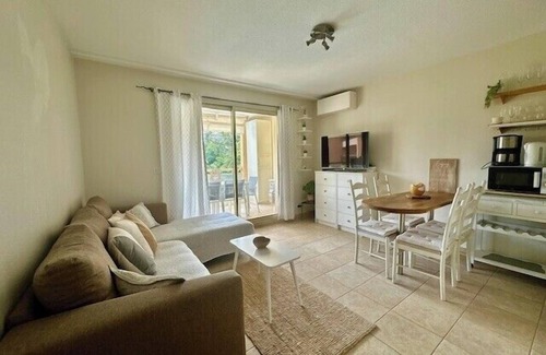 La Napoule Apartamento | Renovated apartment with balcony