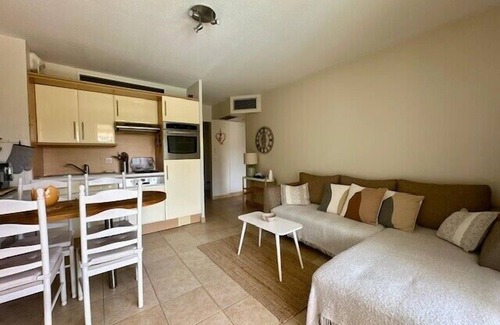 La Napoule Apartamento | Renovated apartment with balcony