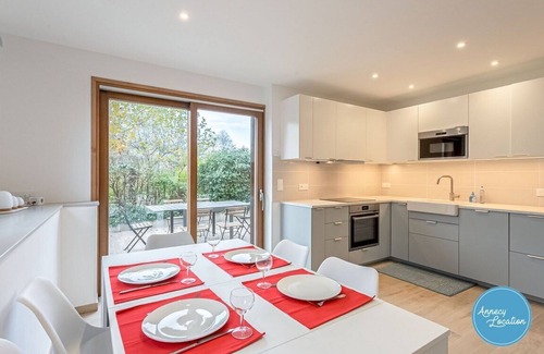 Menthon-Saint-Bernard Chalet De Esquí | Renovated Chalet in the Heart of Menthon