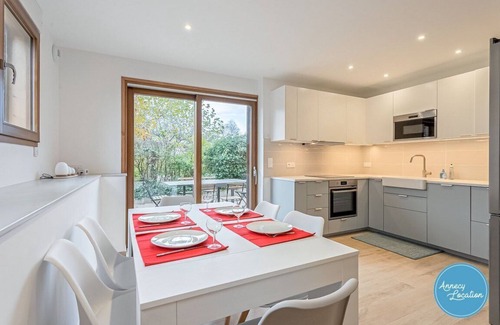 Menthon-Saint-Bernard Chalet De Esquí | Renovated Chalet in the Heart of Menthon