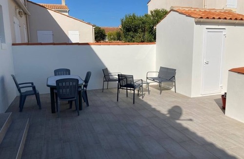 Saint-Pierre-d'Oleron Casa | Renovated House Near Beach in Saint-Pierre-d'Oléron – 6 Sleeps, Terrace, Parking
