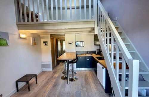 Saint-Pierre-Quiberon Apartamento | Estudio renovado con entreplanta de 32m², balcón, aparcamiento y acceso a la playa en Saint-Pierre-Quiberon