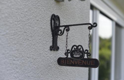 Saint-Fraimbault Casa | Renovated French Village Pavilion House - A Home for Your Next Holiday