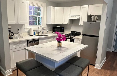 Faubourg Delassize Apartamento | Renovated Garden District Cottage 1 block from Streetcar in Historic District!