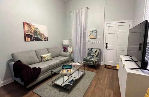 Faubourg Delassize Apartamento | Renovated Garden District Cottage 1 block from Streetcar in Historic District!