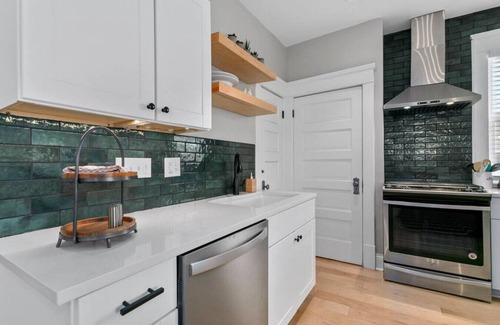 Hanover Place Casa | Renovated gem near dining & entertainment