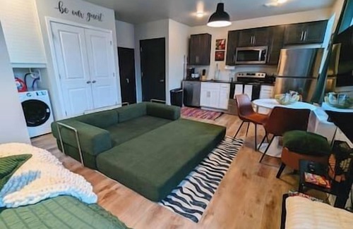 New Center Detroit Apartamento | Renovated Gem: Park Free, Fast WiFi, 10m to DT