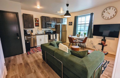 New Center Detroit Apartamento | Renovated Gem: Park Free, Fast WiFi, 10m to DT