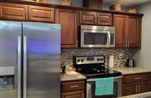 East Central Apartamento | Renovated Guest House with Private Entrance and Parking – Perfectly Located!