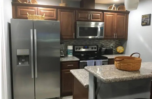 East Central Apartamento | Renovated Guest House with Private Entrance and Parking – Perfectly Located!