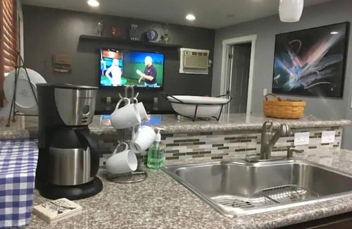 East Central Apartamento | Renovated Guest House with Private Entrance and Parking – Perfectly Located!