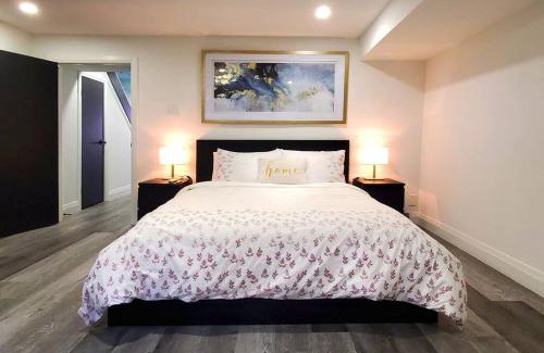 Swansea Apartamento | Renovated Guest Suite Near The Lake & High Park in Toronto!