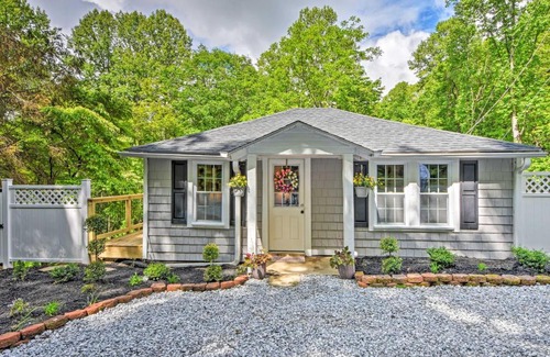 Highlands Casa | Renovated Highlands Cottage 3 Miles to Downtown!