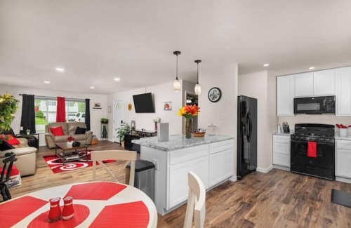 Pacific Casa | Renovated home near Six Flags on quiet street - Kid Friendly