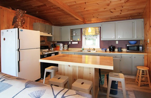 Otis Casa | ¡Nuevo listado! Casa renovada a pasos del prístino Beech Hill Pond, aire acondicionado