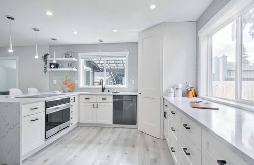 Paine Field-Lake Stickney Casa | Renovated Home w/ King Bed & office space