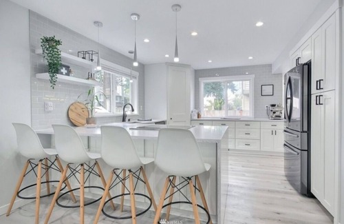 Paine Field-Lake Stickney Casa | Renovated Home w/ King Bed & office space