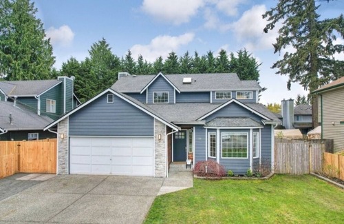 Paine Field-Lake Stickney Casa | Renovated Home w/ King Bed & office space