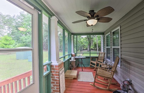 Quincy Casa | Renovated Home with Screened-In Patio on Hwy 90!