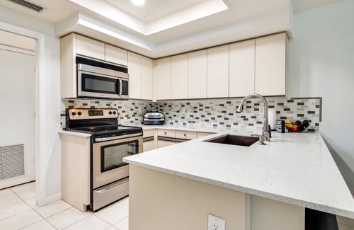 Fairway Village Casa | Renovated Home with Workspace | Sunroom | Outdoor Dining and Pool Access | Extended Stays Welcome!