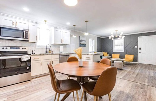 East Durham Casa | renovated house close to Dtown Durham w king bed