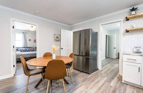 East Durham Casa | renovated house close to Dtown Durham w king bed