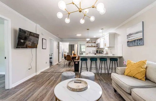 East Durham Casa | renovated house close to Dtown Durham w king bed