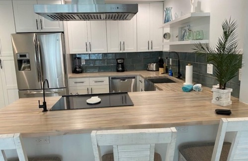 East Central Boulevard Casa | Renovated House just mile from the the Pier and the Beach with pool and jacuzzi