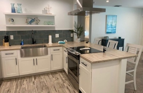 East Central Boulevard Casa | Renovated House just mile from the the Pier and the Beach with pool and jacuzzi