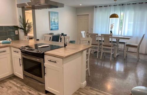 East Central Boulevard Casa | Renovated House just mile from the the Pier and the Beach with pool and jacuzzi