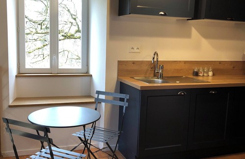 Oisseau Casa | Renovated house, quiet, terrace, river view, sleeps 6, in private woodland