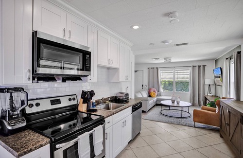 Southwest Casa | Renovated House with Yard - Palm Wave Says