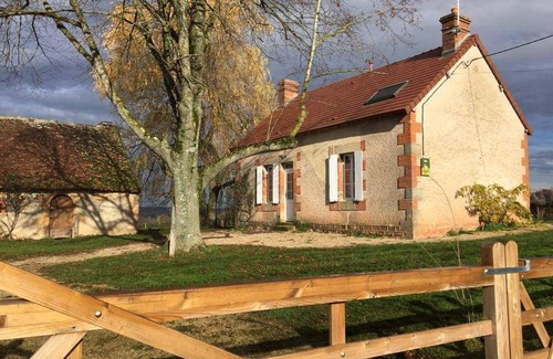 Agonges Cabaña | Casa renovada con jardín, acepta mascotas, aire acondicionado, aparcamiento