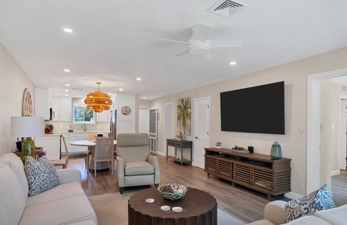 Saint Armands Key Condominio | Renovated Kingston Arms 2brm Ground floor Walk to beach