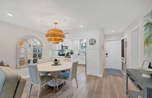 Saint Armands Key Condominio | Renovated Kingston Arms 2brm Ground floor Walk to beach