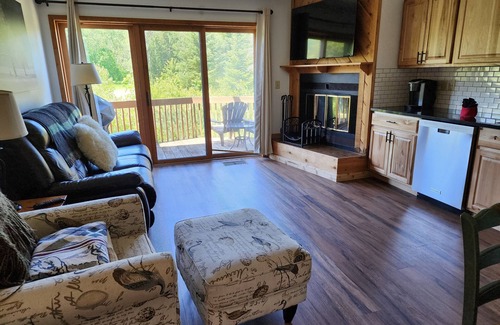 Mancelona Condominio | Renovated kitchen 2 BR 2 bth SLP 6 Private association pool, close to Torch Lake