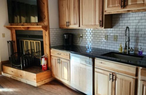 Mancelona Condominio | Renovated kitchen 2 BR 2 bth SLP 6 Private association pool, close to Torch Lake