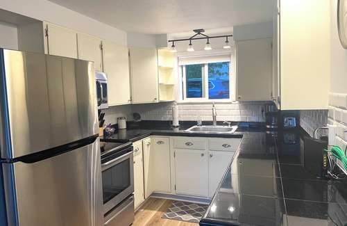 Lake Manuka Cabaña | Lakefront Cottage renovado en sereno lago todos los deportes