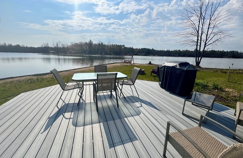 Lake Manuka Cabaña | Lakefront Cottage renovado en sereno lago todos los deportes